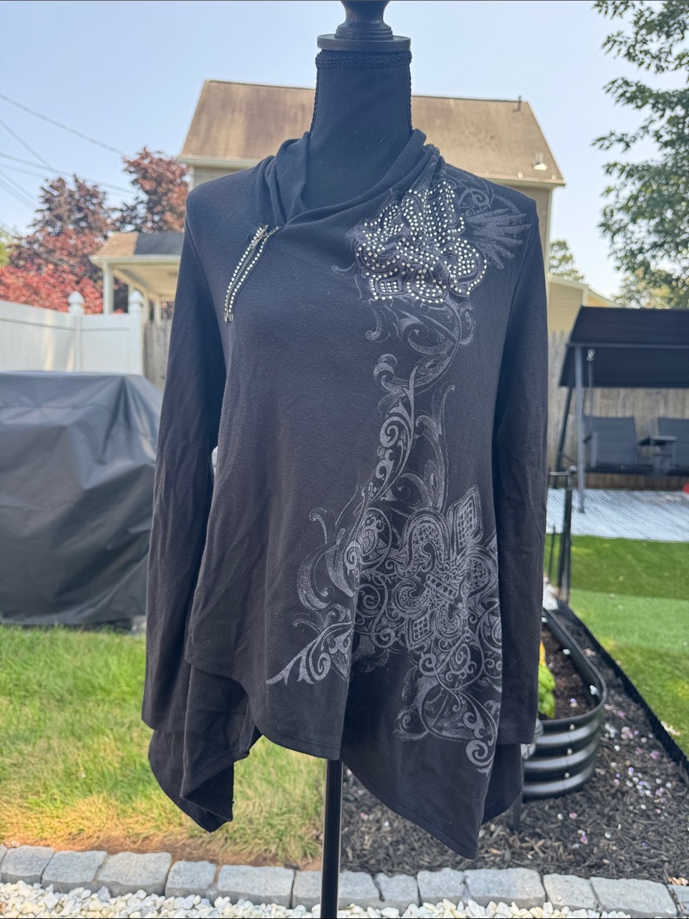 Katydid Black Graphic Heart Label Tee